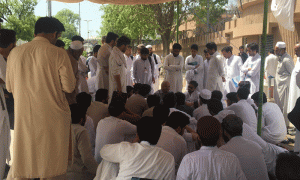 پشاور میں خیبرمیڈیکل کالج کے طلبہ کا دھرنا دوسرے روز بھی جاری | urduhumnews.wpengine.com
