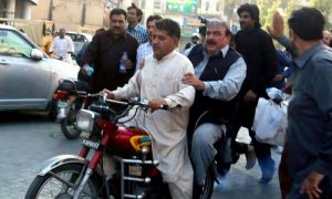 شیخ رشید نے موٹر سائیکل پر انتخابی مہم کا آغاز کردیا | urduhumnews.wpengine.com