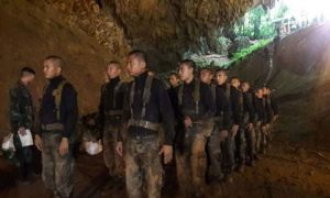 تھائی لینڈ کے غار میں پھنسے دو بچوں کو نکال لیا گیا| HUMNEWS.PK