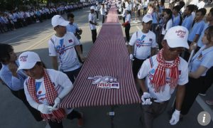 کمبوڈیا نے دنیا کے سب سے لمبے اسکارف کا ریکارڈ بنا لیا | urduhumnews.wpengine.com