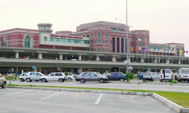 لاہور: کورونا مریض جہاز میں بیٹھ گیا، انتظامیہ کی دوڑیں لگ گئیں