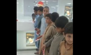 جوتے پالش کرنے والے بچوں کا ڈیمز فنڈ کیلیے عطیہ دینے کی ویڈیو وائرل | urduhumnews.wpengine.com