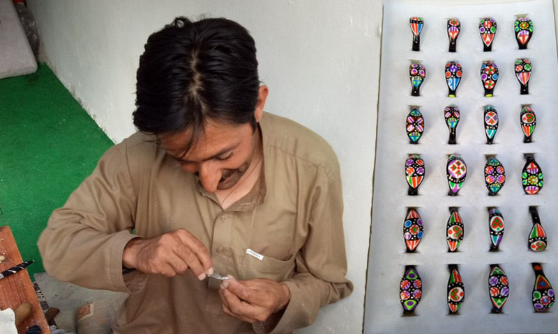 مارخور کے سینگوں سے خوبصورت انگھوٹیاں بنانے والا چترالی نوجوان | urduhumnews.wpengine.com