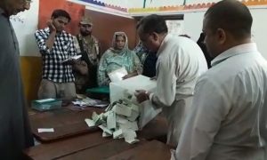 الیکشن 2018 میں پولنگ کا وقت ختم ہونے کے بعد ووٹوں کی گنتی کا کام شروع ہو چکا ہے۔