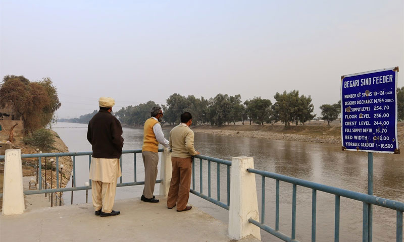 گڑھی خیرو کی دو نہروں میں 30 فٹ چوڑے شگاف، سرکاری عملہ غائب | urduhumnews.wpengine.com