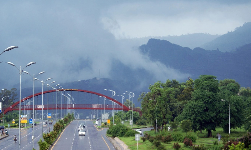 شہراقتدار میں سرمئی بادلوں کے اور بارش | urduhumnews.wpengine.com