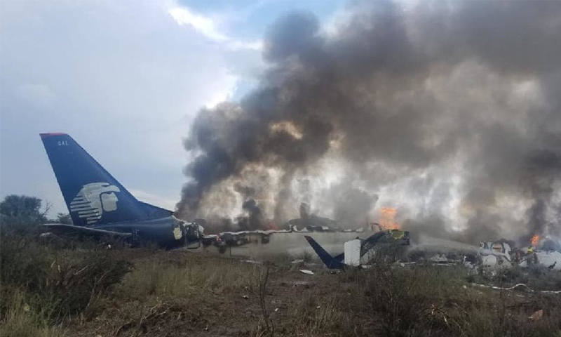 میکسیکو میں مسافر طیارہ گر کر تباہ، 85 مسافر زخمی |humnews.pk