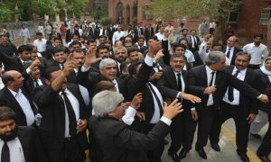 وکلا نے فیصل آباد سیشن کورٹ کو تالے لگا دیے | urduhumnews.wpengine.com