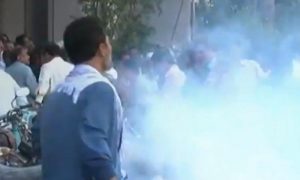 کراچی میں اساتذہ پر پولیس کی شیلنگ، لاٹھی چارج