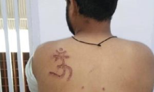 بھارت : جیلر نے مسلمان قیدی کی پیٹھ پر ’اوم‘ کا نشان دغوادیا