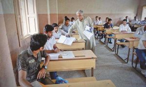 سندھ: نقل مافیا کے سامنے بے بس انتظامیہ کا اساتذہ پر غصہ