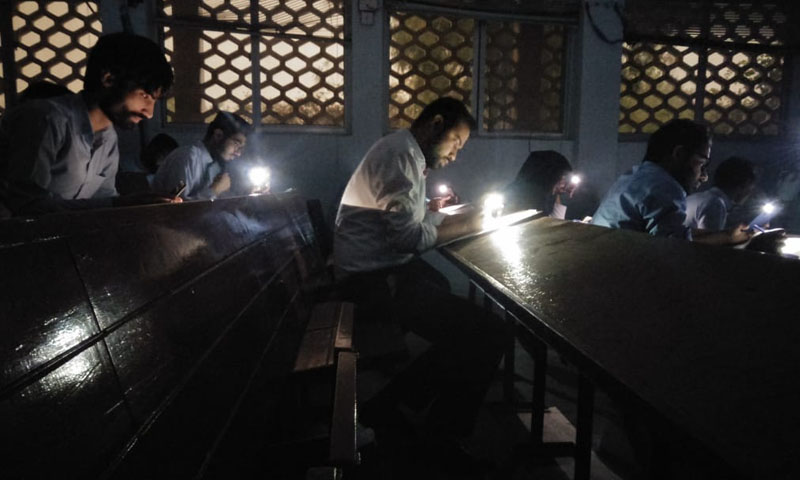 بہاولپور:اسلامیہ یونیورسٹی کے امتحان میں طلبہ کوموبائل کاسہارا
