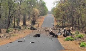 بھارت:پولیس کمانڈوز کی گاڑی پر حملہ،16 ہلاک