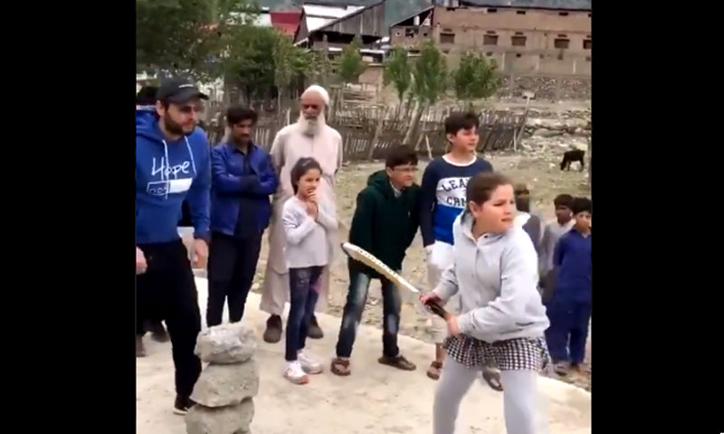 شاہد آفریدی کی اپنی بیٹیوں کے ساتھ کرکٹ کھیلنے کی ویڈیو وائرل