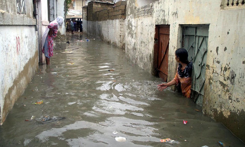 کراچی بارش سے جل تھل ہوگیا: گیارہ انسانی جانیں لقمہ اجل بن گئیں