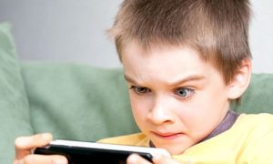 والدین ہوشیار ! بچے کب موبائل فون استعمال کر سکتے ہیں