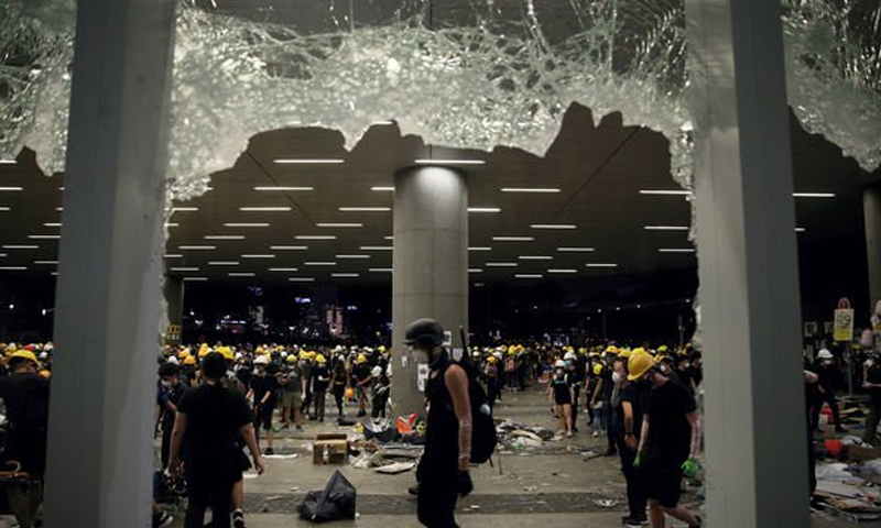 ہانگ کانگ: مظاہرین کا پارلیمنٹ پر دھاوا