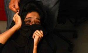 پنجاب پولیس کا خاتون پر مبینہ تشدد، سر کے بال کاٹ دیے