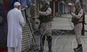 کشمیر میں کرفیو کا 54 واں دن: نماز جمعہ کی ادائیگیوں سے روک دیا، جھڑپیں
