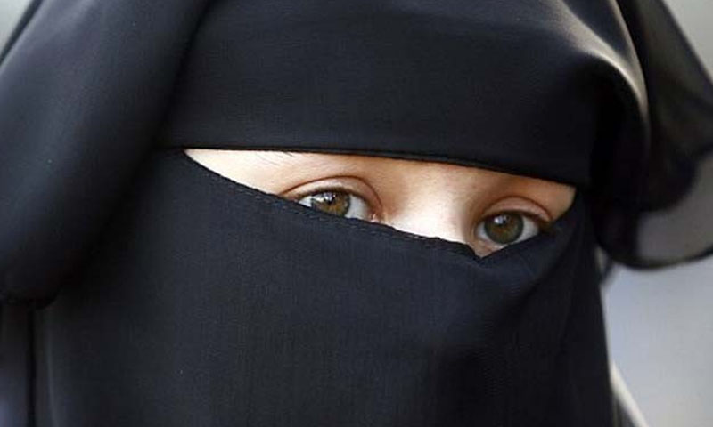 خیبرپختونخوا: اسکول طالبات کو برقع پہنانے کے لیے سرکاری فنڈز سے خریداری