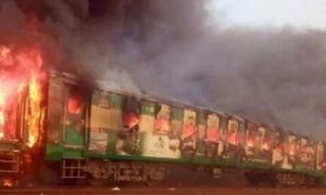 سانحہ تیز گام: وزارت ریلوے نے چند افسران کو معطل کردیا