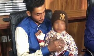 کراچی: اغواکاروں نے معصوم بچے کی آنکھ میں ایلفی ڈال دی، مقدمہ درج