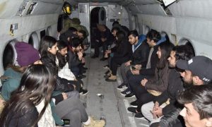 گلگت: پاک فوج نے برف اور لینڈ سلائیڈنگ میں گھرے 22 طلبہ کو ریسکیو کرلیا