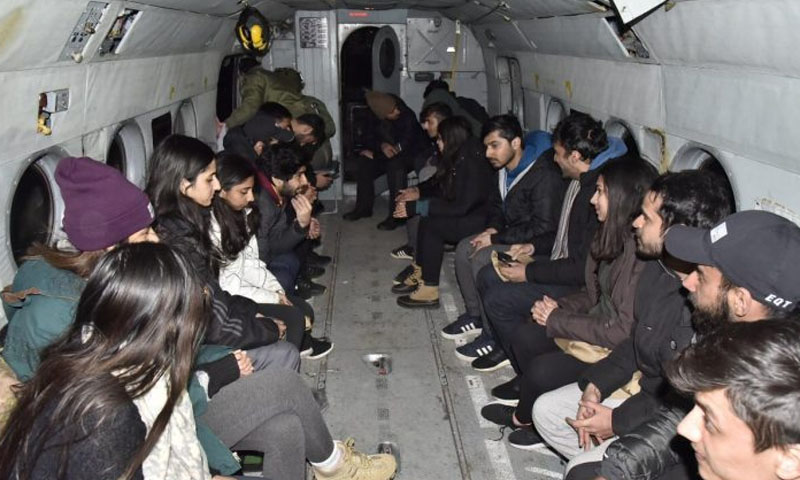 گلگت: پاک فوج نے برف اور لینڈ سلائیڈنگ میں گھرے 22 طلبہ کو ریسکیو کرلیا