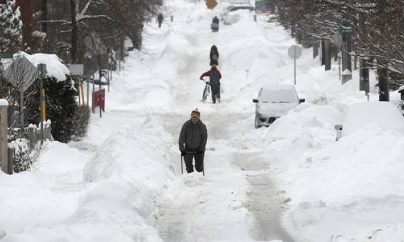 مری میں شدید برفباری: سیاحوں کی 900 گاڑیاں پھنس گئیں، لوگ امداد کے منتظر