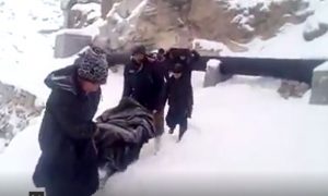 بلتستان: شدید برفباری اور سخت سردی میں مریضہ کی اسپتال منتقلی کڑا امتحان
