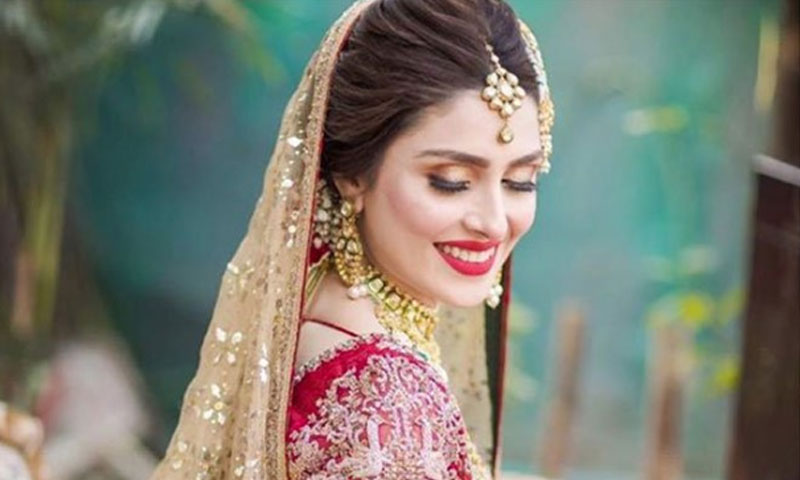 عروسی لباس میں ملبوس عائزہ خان نے مداحوں کو سحر میں جکڑ لیا