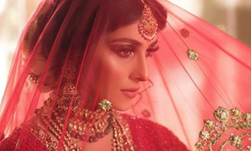 سرخ عروسی لباس میں عائزہ خان کی دلکش تصاویر جاری
