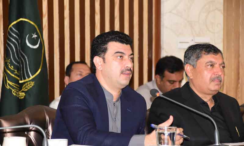 صوبائی وزیر انصر مجید نیازی کا کورونا فنڈ میں 32 لاکھ روپے کا چیک