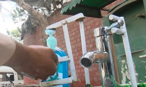 کورونا وائرس: لاہور میں موبائل واش بیسن نصب