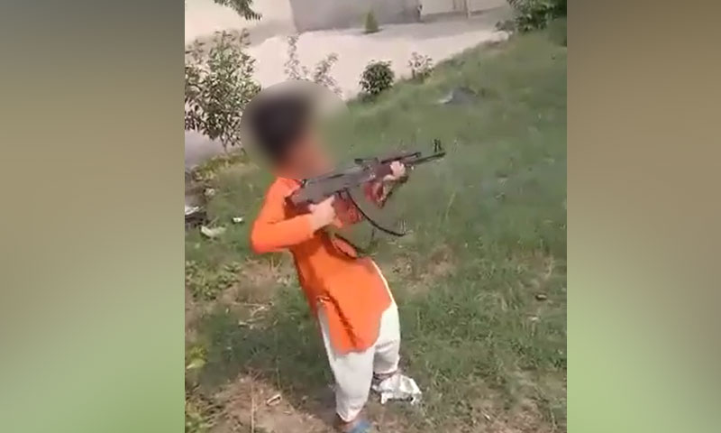 بچے کی فائرنگ کی ویڈیو سوشل میڈیا پر وائرل ہوگئی