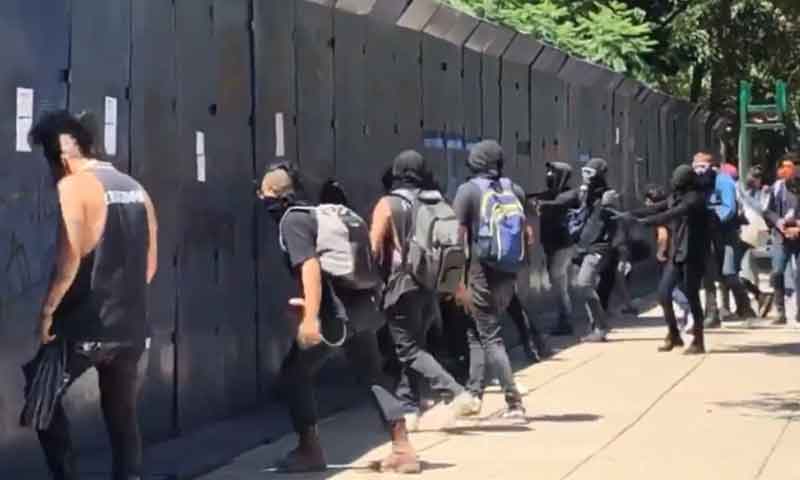 سیاہ فام شہری کی ہلاکت، میکسیکو میں مظاہرین کا امریکی سفارت خانے پر حملہ