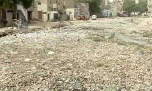 کراچی: گجر نالہ بپھر گیا، گندا پانی مکانات میں داخل ہو گیا