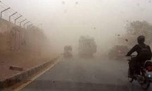 کراچی: گرد آلود ہواؤں کے ساتھ ہلکی بارش شروع ہو گئی