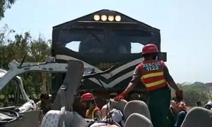  شیخوپورہ:ٹرین کوسٹر سے ٹکرا گئی، متعدد افراد جاں بحق
