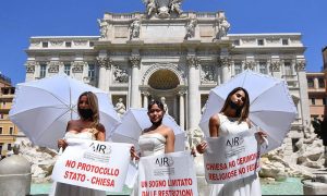 شادی ملتوی ہونے پر دلہنوں کا احتجاج
