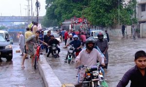 کراچی میں وقفے وقفے سے بارش، تاجروں کو لاکھوں روپے کا نقصان