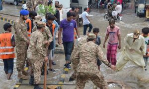 کراچی کے مسائل کم نہ ہو سکے، پاک فوج بحالی کے کاموں میں مصروف