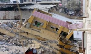 کراچی: پی آئی بی کالونی میں رہائشی عمارت گر گئی