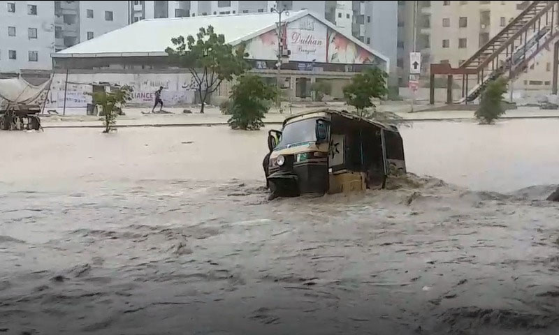 کراچی: بارش کے دوران پیش آنے والے حادثات میں 18 افراد جاں بحق