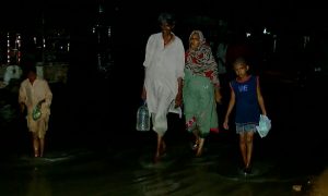 کراچی: نکاسی آب نہ ہونے کے باعث سرجانی ٹاؤن سے نقل مکانی شروع