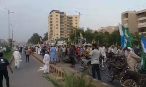 کراچی میں کریکر حملے کا ایک زخمی دم توڑ گیا