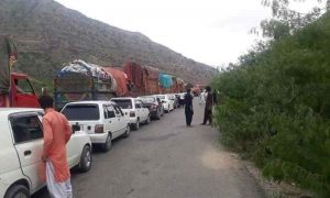 ڈیرہ غازی خان سے کوئٹہ جانے والی شاہراہ تیسرے روز بھی بند، مسافر بےحال
