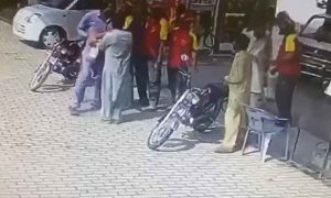 پشاور: ہیلمٹ کے بغیر پیٹرول نہ دینے پر شہری نے پستول نکال لی