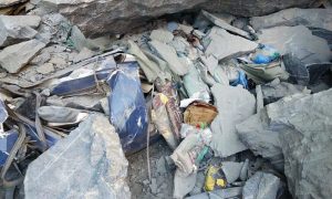 اسکردو: کوسٹر پر پہاڑی تودا گر گیا، 16 مسافر جاں بحق