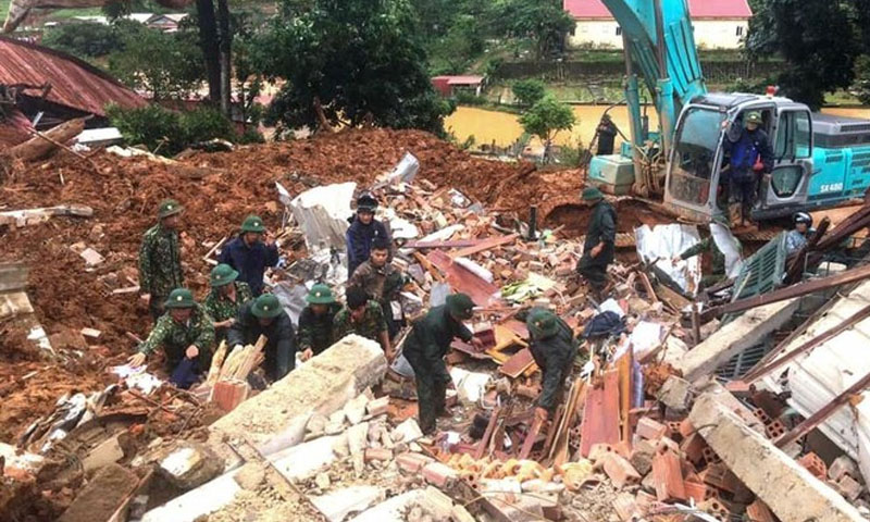 ویتنام میں سیلاب اور لینڈ سلائیڈنگ نے تباہی مچادی، 100 سے زائد افراد ہلاک